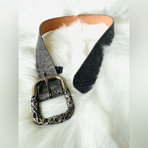 🇨🇦 Brave Leather Collection - Blue Leather with Silver - Picture 4 of 8